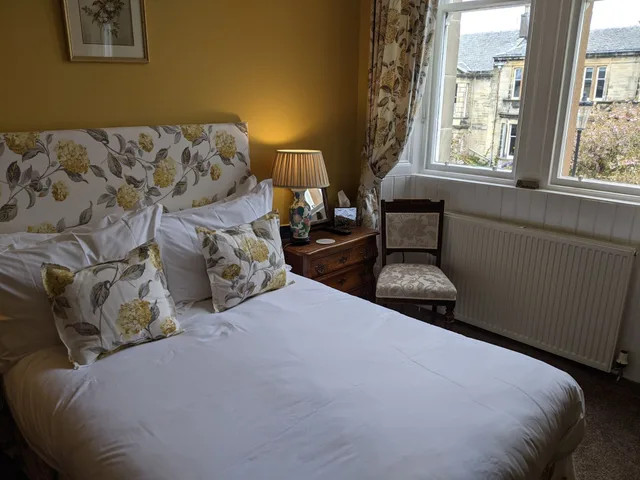 غرفة صغيرة بسرير مزدوج بحمام خاص، Lochinver Guest House 2/5
