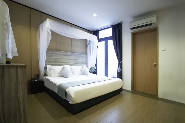 Connecting, 2 King Beds, Balcony, Victoria Hotel, a NuVe Group Collection 8/10