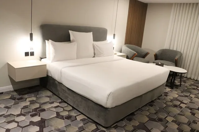 غرفة سوبيريور بسريرين منفصلين وسرير كينج، فندق قصر الواحة(LE DIYAR Al Waha Hotel Riyadh) 9/10