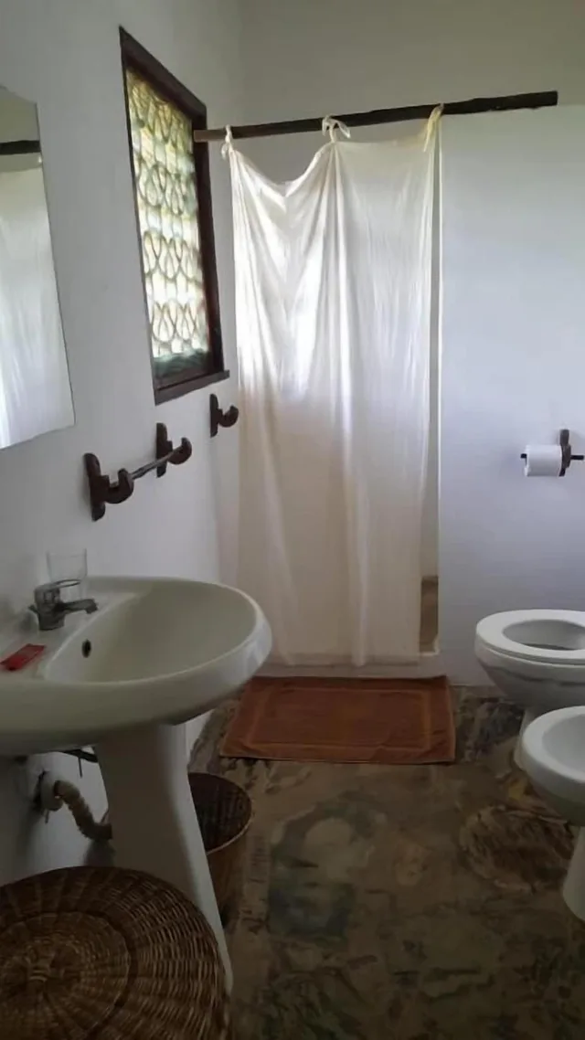 غرفة ثلاثية بسرير كوين وسريرين منفصلين بإطلالة على الحديقة بشرفة، Echo Villas Watamu 5/5