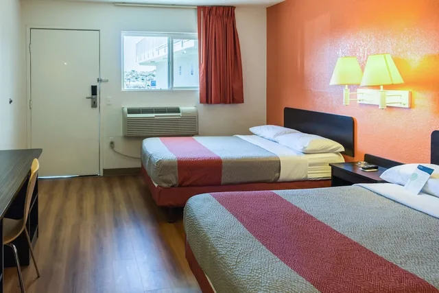 2 Full Beds، Motel6 Bakersfield, CA - East 1/7