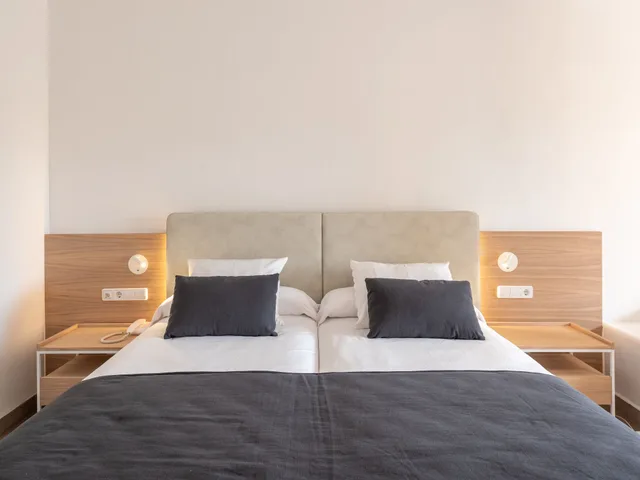غرفة سوبيريور بسرير كوين بإطلالة على البحر بشرفة، HOTEL VILLA CHIQUITA 9/10