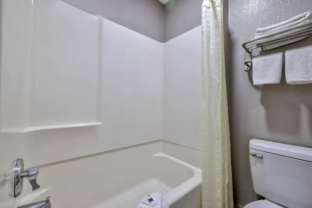غرفة بسرير كوين لغير المدخنين بمطبخ، Studio6 Little Rock, AR - South 6/8