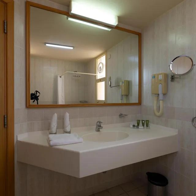 غرفة بسرير كينج بإطلالة على البحر، Azimut Hotel Khasab 4/6