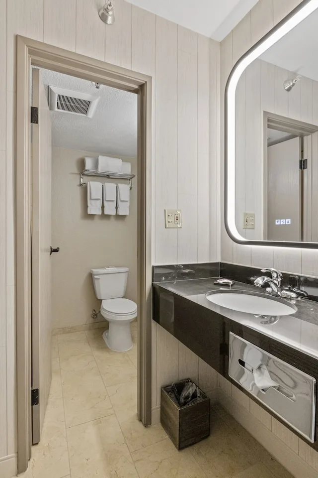 غرفة قياسية بسرير كوين، Knotts Berry Farm Resort Hotel 8/8