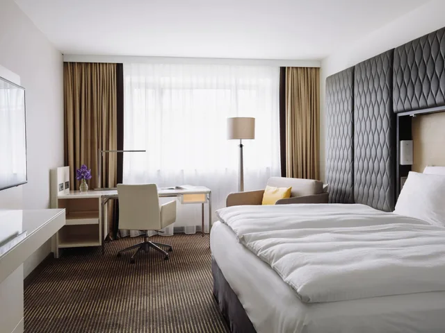 Deluxe, King Bed, Pullman Berlin Schweizerhof 1/7