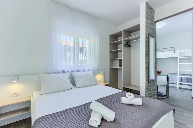 استوديو كومفورت بسرير كوين وسرير فردي بإطلالة على الحديقة بشرفة، Stipe Aparthotel 2/3