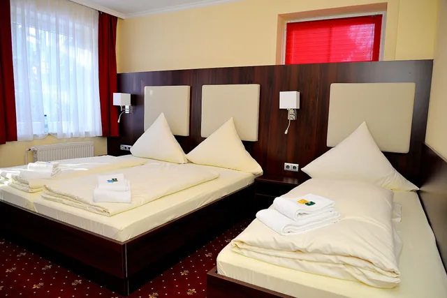 غرفة ثلاثية بسرير كوين وسرير فردي، Hotel Neugrabener Hof 1/2
