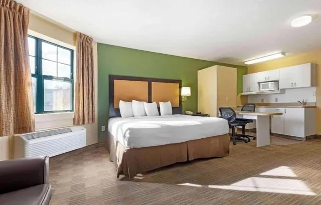 غرفة بسرير كينج بمطبخ لذوي الإعاقة، Studio 6 Corporate Extended Stay Rochester Henrietta NY 7/10