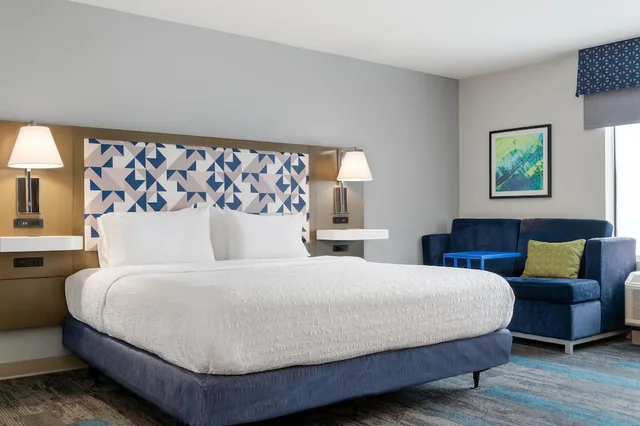 غرفة بسرير كينج مع أريكة لذوي الإعاقة، Hampton Inn Suites Ypsilanti 1/3