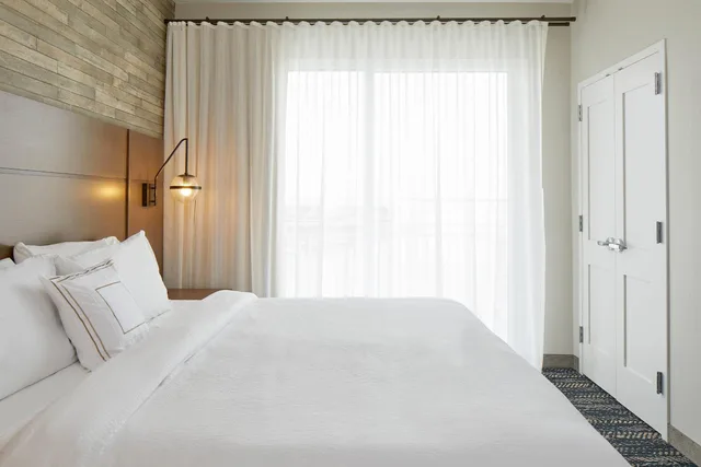 جناح بسرير كينج بشرفة بغرفة نوم واحدة مع أريكة، Residence Inn St. Petersburg Tierra Verde 1/7