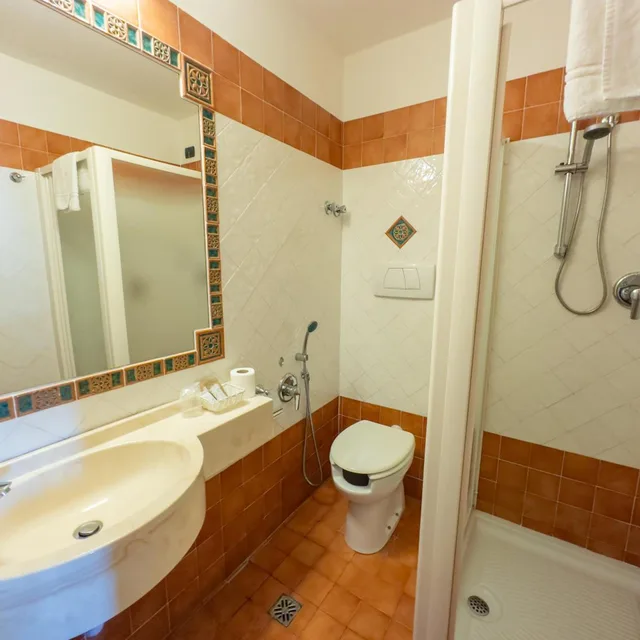 Room, Double Bed, Lateral Side Sea View, Balcony، AUDI 5/7