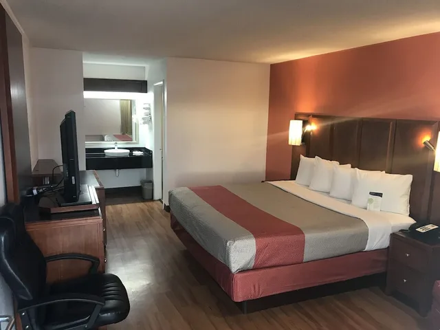 غرفة قياسية بسرير كينج لذوي الإعاقة، Motel6 Van Buren, AR 1/10