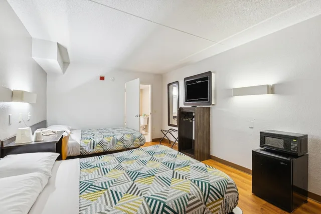 Deluxe, 2 Double Beds, Motel6 Piscataway, NJ 7/10