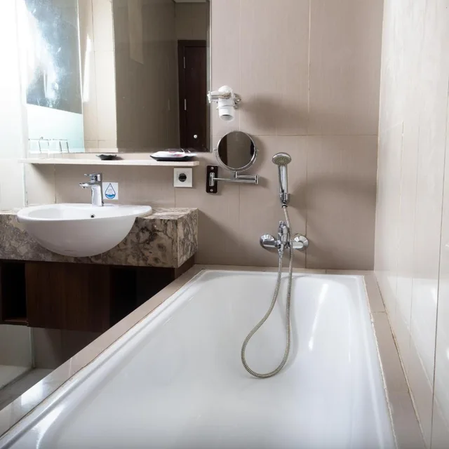 غرفة بسرير كينج بإطلالة على البحيرة، Pakons Prime Hotel 6/6