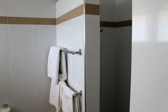غرفة عائلية بسرير كوين وسريرين منفصلين، Hospitality Inn Geraldton SureStay Collection by Best Western 8/8