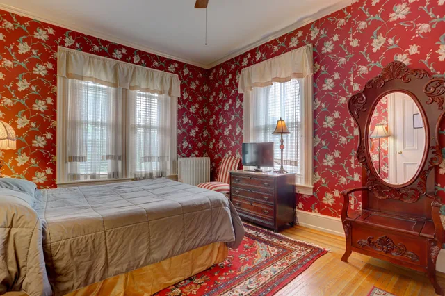 Premium, Queen Bed, Pool Access، Greystone Manor Inn B&B 2/3