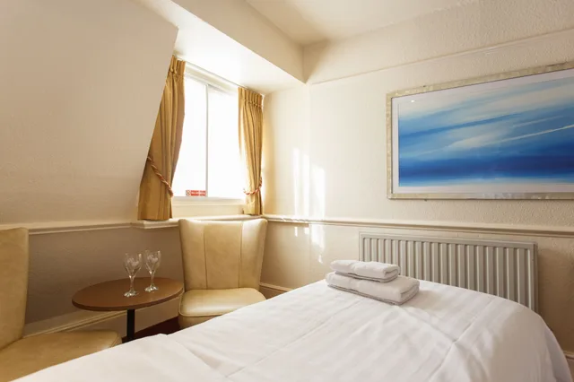 Room, Twin Beds, Morgan Hotel 3/4