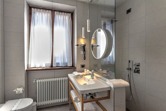 جناح جونيور، Le Funi Hotel 4/4