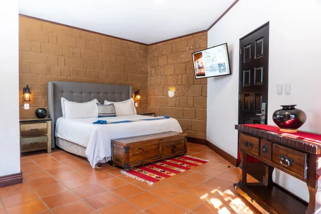 جناح جونيور، Hotel La Casa de Adobe 8/10