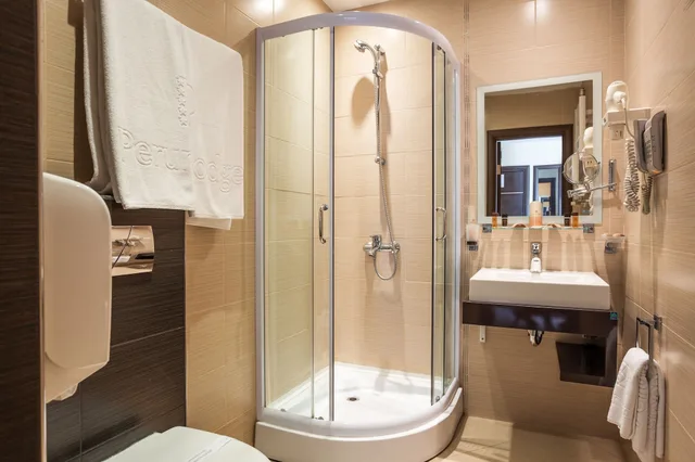 Standard, 1 Single and 2 Queen Beds، Perun Lodge 5/5