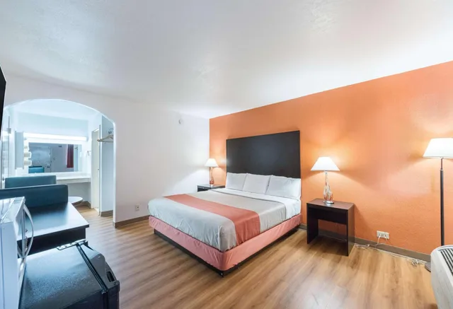 1 King Bed - Smoking, Micfridge، Motel6 San Antonio, TX - I-10 West 4/8