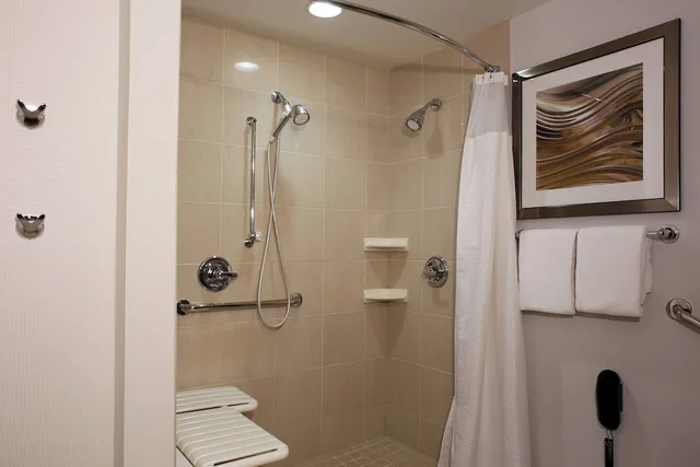 غرفة بسريرين كوين مع أريكة، Courtyard by Marriott Hamilton 2/2