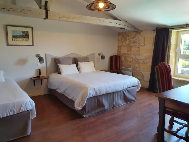 غرفة ثلاثية بسرير كوين وسرير فردي، CHATEAU FLEUR DE ROQUES 1/5