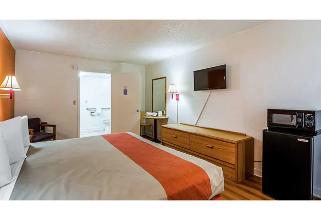 1 King Bed - Mobility Accessible Tub, Nsmk, Motel6 Perry, GA 1/4