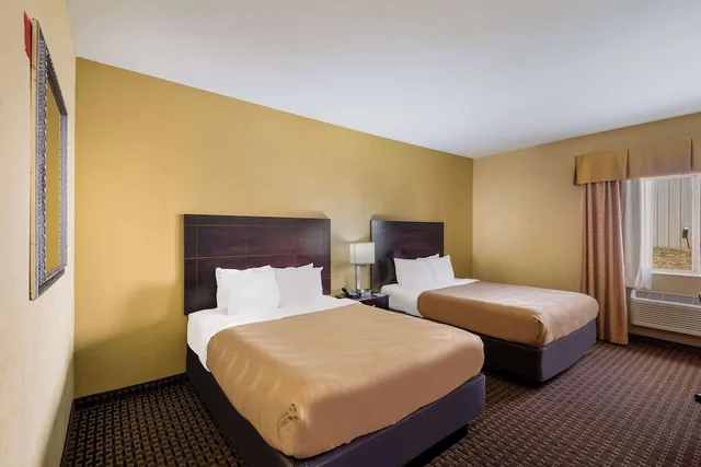 Standard, 2 Queen Beds, Quality Inn Des Moines North 4/6