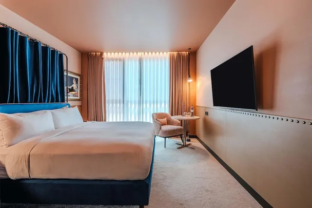 غرفة قياسية بسرير كينج، Cenica Porto Hotel, Curio Collection by Hilton 2/8