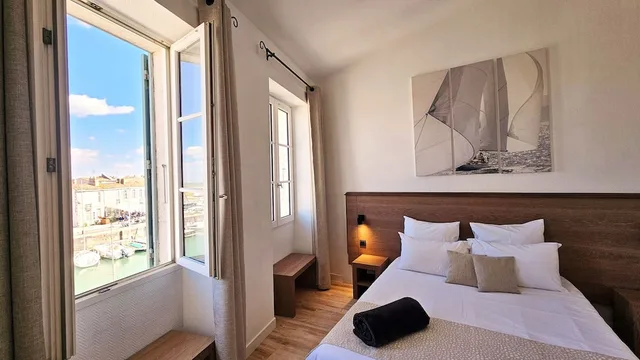 غرفة سوبيريور بسرير كوين بإطلالة على المرفأ، Hotel Du Port 5/7