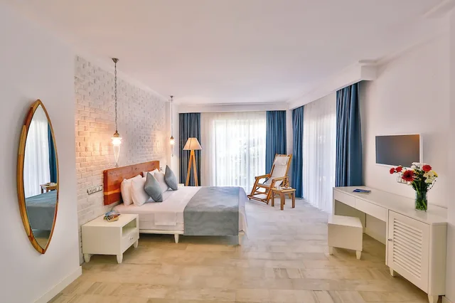 Suite, 1 King and 1 Single Beds, Private Garden, Balcony، Arnna Hotel 2/3
