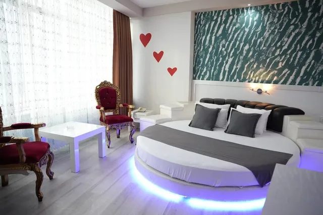 جناح شهر العسل بسرير كوين، Hotel Golden King 4/8