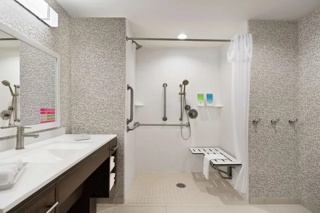 جناح بسرير كينج مع أريكة لذوي الإعاقة، Home2 Suites by Hilton Harrisburg North 2/2