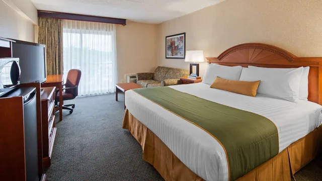 غرفة قياسية بسرير كينج مع أريكة، Best Western Capital Beltway Washington Dc 3/10