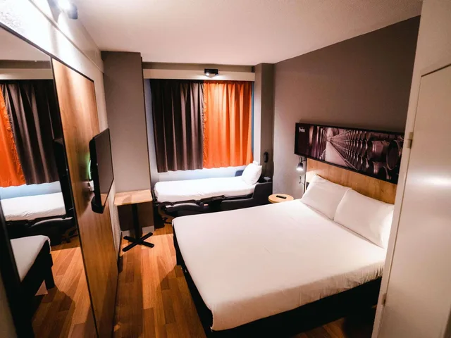 Room, Double Bed, with Child Extra Bed, Sofa، Ibis Valladolid 1/10