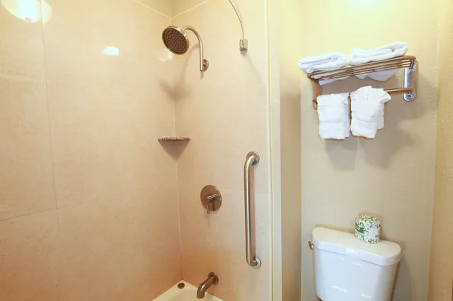 غرفة قياسية بسرير كوين، Travel Inn and Suites Flemington 6/7
