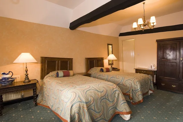 Standard, Twin Beds, George And Pilgrim 1/3