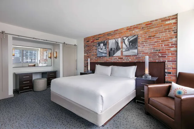 1 Bedroom, Lasalle, Suite, King Bed, Accessible، The Royal Sonesta Chicago Downtown 1/2