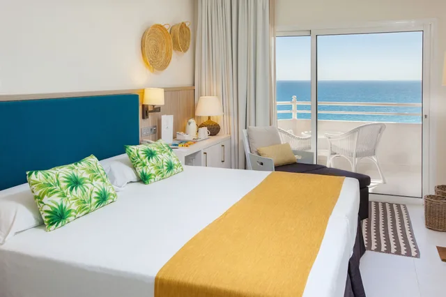 غرفة ديلوكس بسريرين منفصلين بإطلالة على البحر بشرفة، Corallium Dunamar by Lopesan Hotels - Adults Only 2/3