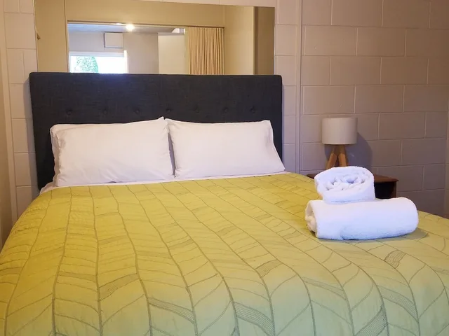 Superior, 1 Queen and 1 Bunk Bed, Blenheim TOP 10 Holiday Park 2/3
