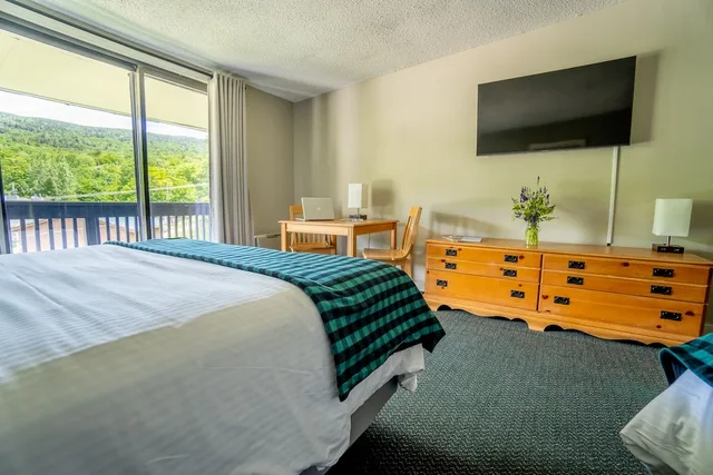 غرفة بسريرين كوين بإطلالة على الجبل بشرفة، Bolton Valley Resort Lodge 2/3