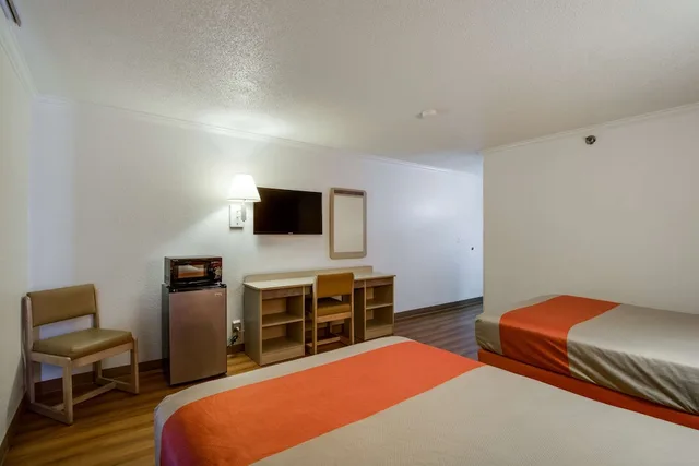 Standard, 2 Queen Beds, Motel6 Waukegan, IL 2/10