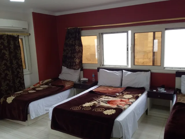 غرفة رباعية بسرير مزدوج وسريرين منفصلين، Isis Hotel 2 - Hostel 5/10