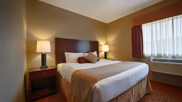 غرفة قياسية بسرير كوين مع أريكة يُسمح فيها بالحيوانات الأليفة، Best Western Williams Lake Hotel 2/4