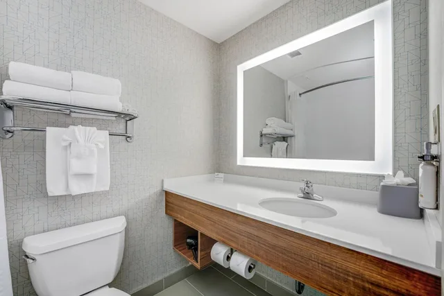 غرفة قياسية بسرير كينج وسرير كوين، Holiday Inn Express Hotel Suites Edmonton South 6/9