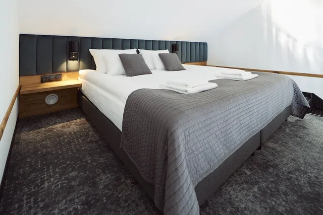 غرفة بريميوم بسرير كينج وسرير فردي، New Port Hotel 1/3