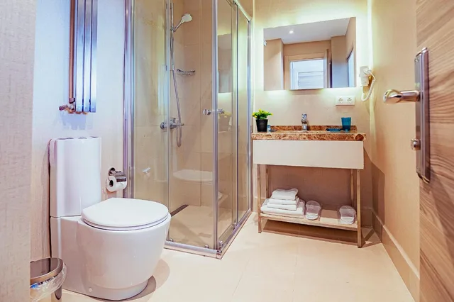 غرفة بسرير كينج بشرفة، Comfort Beige Hotel 9/9