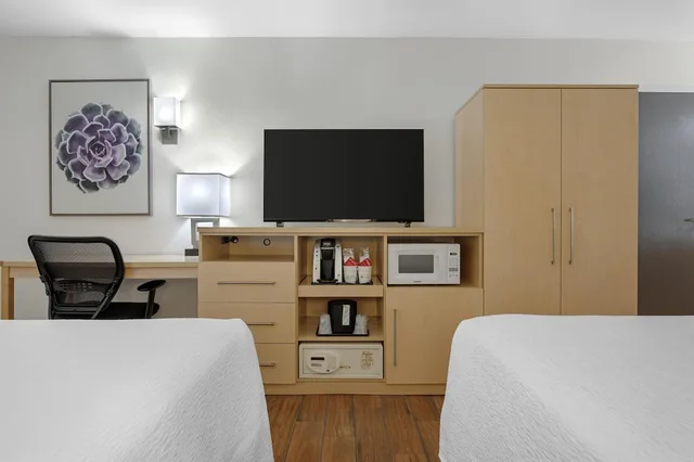 غرفة قياسية بسريرين كوين بإطلالة على الجبل، Best Western Plus South Coast Inn 10/10